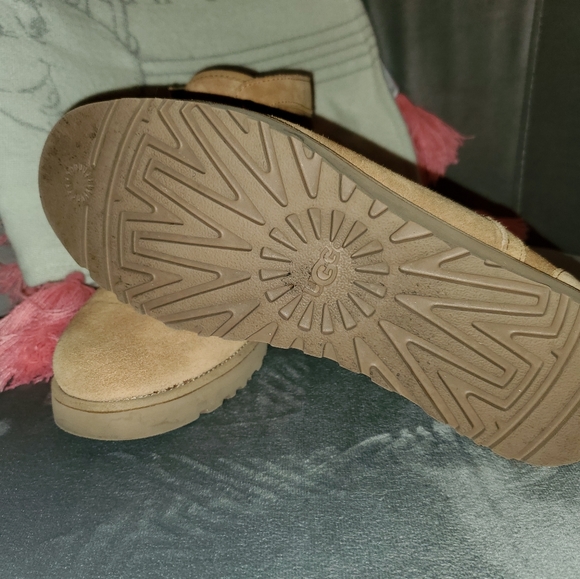Ugg - Picture 2 of 4